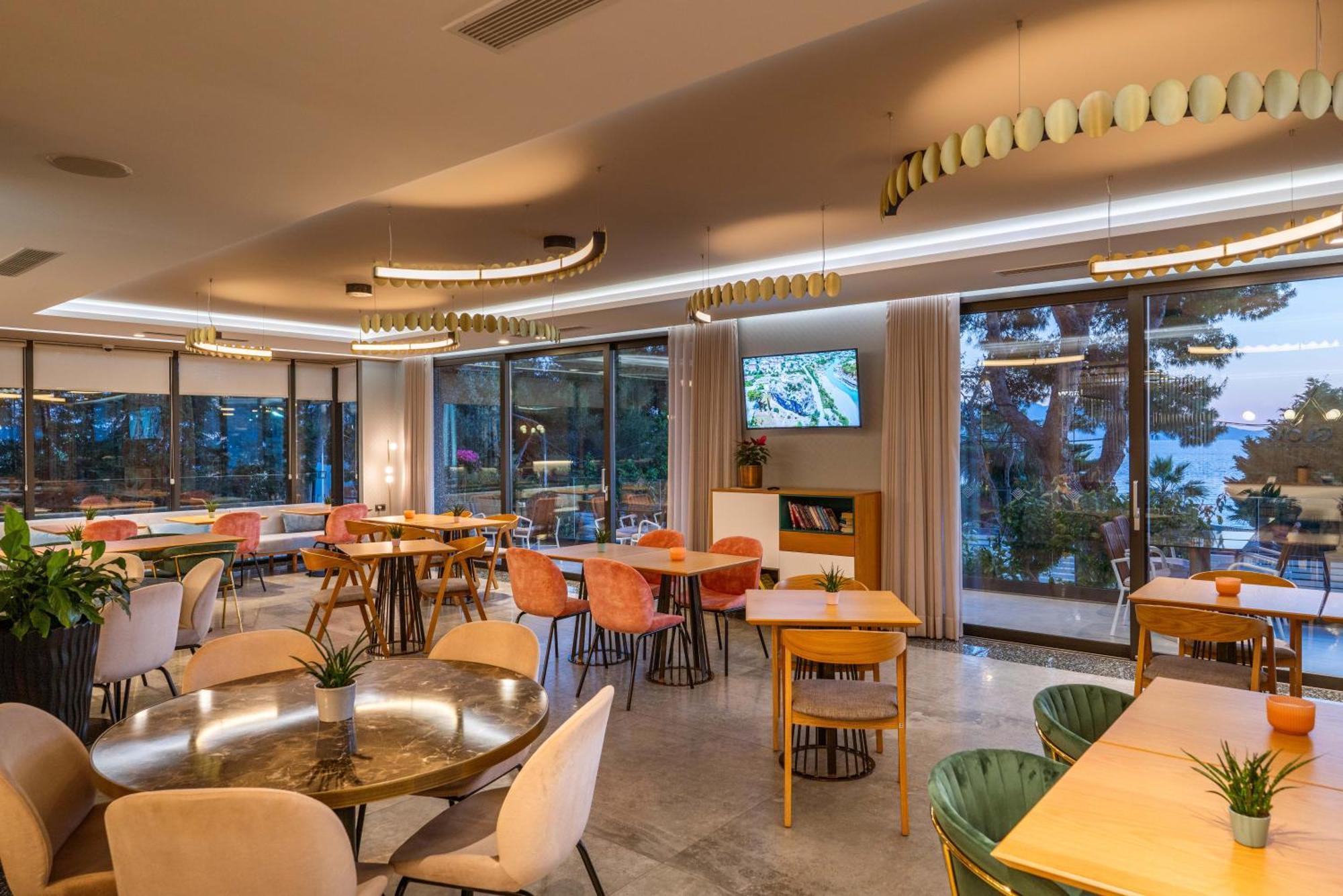 Glow Boutique Hotel & Suites Sarande Exterior photo